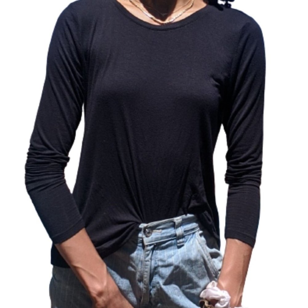 Black long sleeve cut out back tee